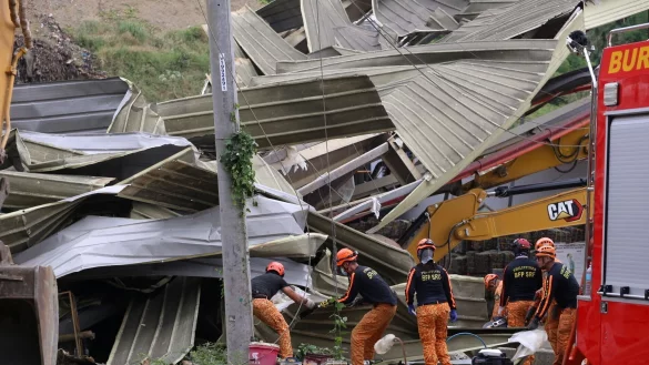 Anhaltende Regenf&auml;lle machten den M&uuml;llberg nach Angaben der Stadtverwaltung instabil. - &copy; Jacqueline Hernandez/AP/dpa