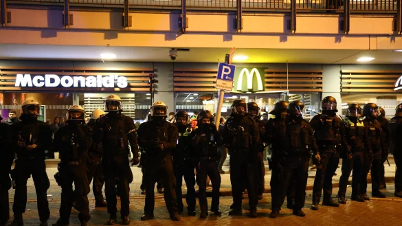 Sieben Beamte sind bei einem Demo-Einsatz in Dortmund durch B&ouml;ller verletzt worden. Vermutlich erlitten sie Knalltraumata, wie ein Sprecher sagte. - &copy; Alex Talash/dpa