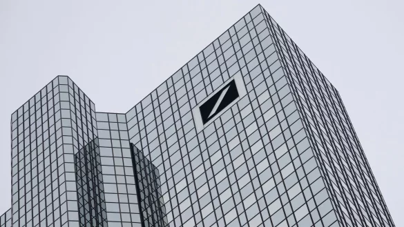 Am Mittwoch betraten Ermittler die Zentrale der Deutschen Bank an der Frankfurter Taunusanlage. - &copy; Boris Roessler/dpa