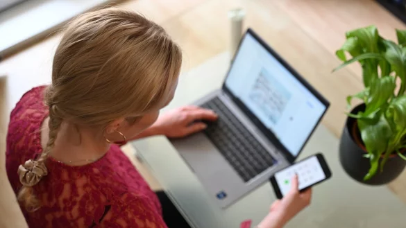 Es kann so einfach sein - ein paar Klicks und etwas Tippen, und fertig ist der Beh&ouml;rdenantrag. - &copy; Helena Dolderer/dpa