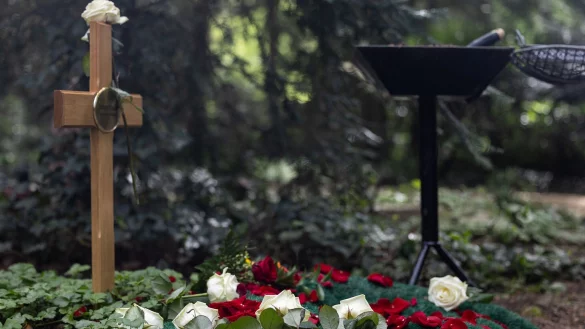 Bei der &Uuml;berf&uuml;hrung verstorbener Menschen in ihre ausl&auml;ndische Heimat gibt es ein Spannungsfeld zwischen religi&ouml;sen Vorschriften und kriminologischen Erw&auml;gungen. (Symbolbild) - &copy; Hannes P Albert/dpa