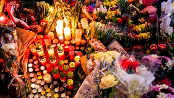 Ein Blumen- und Kerzenmeer erinnert an Tote und Verletzte in der N&auml;he des Brandortes. - &copy; Jean-Christophe Bott/KEYSTONE/dpa