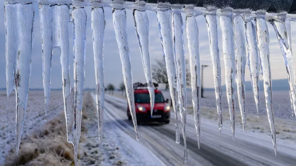 Auch am Donnerstag kann es wieder glatt werden. - &copy; Patrick Pleul/dpa