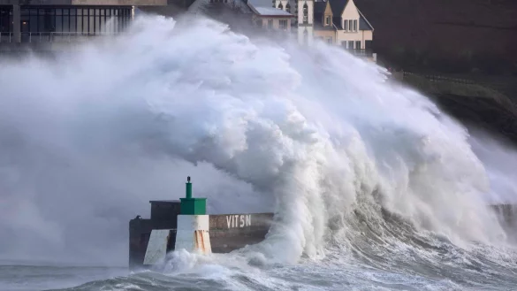 Mit Sturm &laquo;Goretti&raquo; sind riesige Welle &uuml;ber die K&uuml;ste von Nordwestfrankreich hereingebrochen. - &copy; Fred Tanneau/AFP/dpa