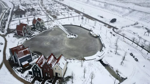Viele Landschaften sind seit Tagen verschneit - auch in Regionen, in denen das mittlerweile eher selten vorkommt. - &copy; Lars Penning/dpa