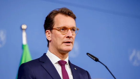 Auch nach dem R&uuml;cktritt von Ex-Fluchtministerin Josefine Paul (Gr&uuml;ne) bleibt das Regierungshandeln der schwarz-gr&uuml;nen Koalition von Ministerpr&auml;sident Hendrik W&uuml;st (CDU) Zielscheibe der Opposition im D&uuml;sseldorfer Landtag. - &copy; Thomas Banneyer/dpa