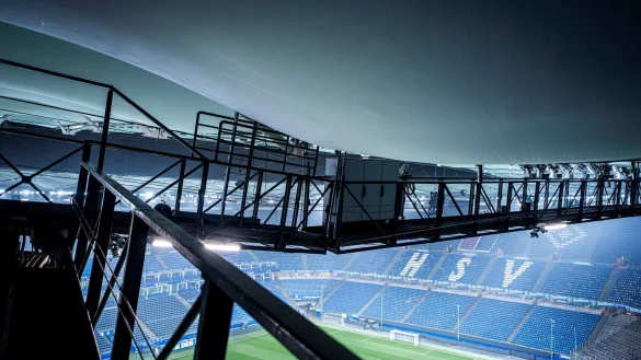 Durch Tauwasser infolge des starken Wintertreibens im Norden sind Beulen in der Dachmembran des Hamburger Volksparkstadions erkennbar. - &copy; Nils Heitmann/HSV/dpa
