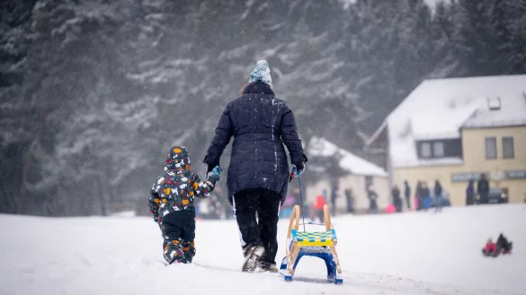 Noch ein letztes Mal Schlittenfahren, bevor die Warmfront kommt. - &copy; Benjamin Westhoff/dpa