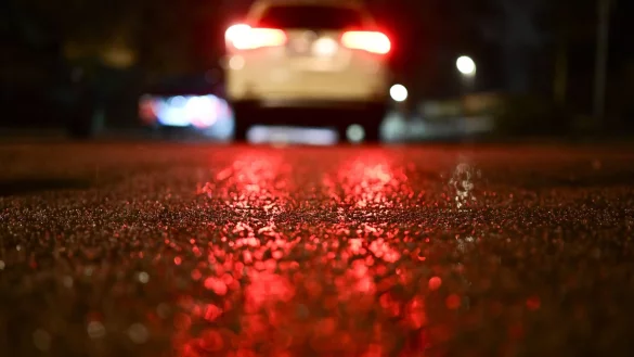 Bis in den Morgen warnt der Wetterdienst vor Gl&auml;tte und Schnee. - &copy; Sebastian Gollnow/dpa