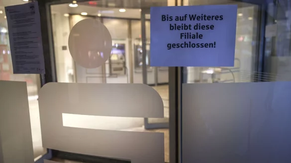 Ein Zettel mit der Aufschrift &laquo;Bis auf Weiteres bleibt diese Filiale geschlossen&raquo; h&auml;ngt am Eingang der Sparkassen-Filiale Gelsenkirchen-Buer. - &copy; Oliver Berg/dpa