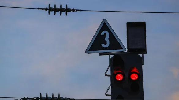 Eine marode Bahnbr&uuml;cke bei Schwerte muss abgerissen werden. Reisende m&uuml;ssen improvisieren - und teils auf Ersatzbusse umsteigen. (Symbolbild) - &copy; Oliver Berg/dpa