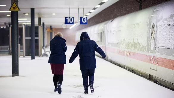 Zwei Bahn-Mitarbeiterinnen laufen am fr&uuml;hen Morgen &uuml;ber den Hauptbahnhof Hannover. - &copy; Moritz Frankenberg/dpa