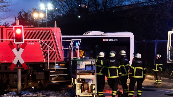 Es gab einen schweren Unfall mit einem Linienbus und einer Lokomotive in Hamburg. - &copy; Marcus Golejewski/dpa