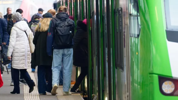 F&uuml;r Fahrten im nordrhein-westf&auml;lischen Nahverkehr m&uuml;ssen viele Fahrg&auml;ste tiefer in die Tasche greifen. (Archivbild) - &copy; Henning Kaiser/dpa