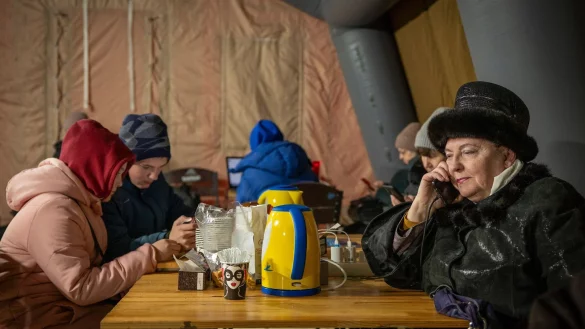 Aufw&auml;rmpunkte sollen den Ukrainern durch die schwere Zeit nach russischen Luftangriffen helfen. - &copy; Danyil Bashakov/AP/dpa