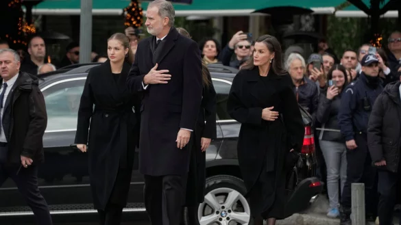 Spaniens K&ouml;nig Felipe und seine Familie nehmen Abschied von der &laquo;schrulligen Tante&raquo;. - &copy; Petros Giannakouris/AP/dpa