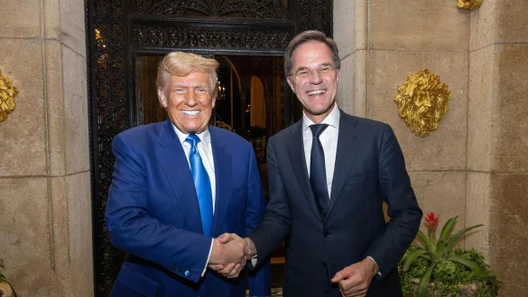 Schmeicheleien von Rutte (r) finden in Trump einen gewogenen Empf&auml;nger. (Archivbild) - &copy; Erik Luntang/Nato/dpa