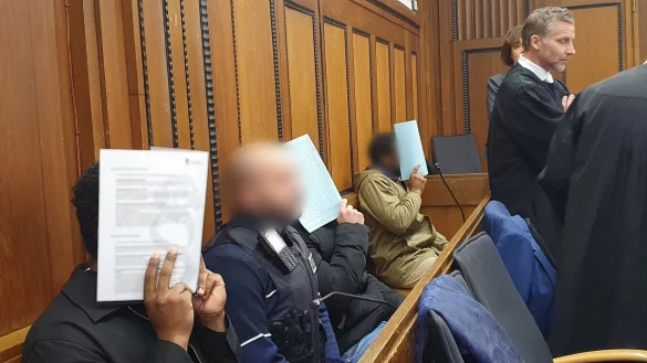 Beim Prozessbeginn r&auml;umten die 21 und 22 Jahre alten Angeklagten ihre Tatbeteiligung ein. - &copy; Martin H&ouml;ke/dpa