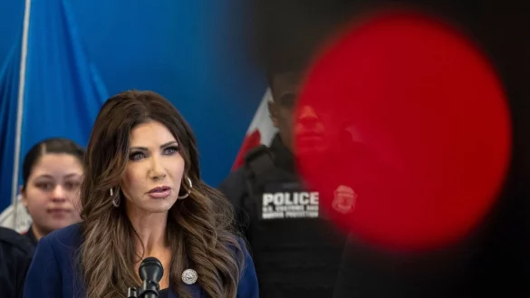 K&uuml;ndigt die Entsendung Hunderter weiterer Bundesbeamter nach Minneapolis an - US-Heimatschutzministerin Kristi Noem. (Archivbild) - &copy; Yuki Iwamura/AP/dpa