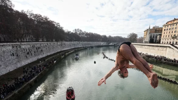 Wie jedes Jahr verfolgten zahlreiche Schaulustige das traditionelle Neujahrsspektakel vom Wasser in Ruderbooten oder vom Ufer aus. - &copy; Andrew Medichini/AP/dpa