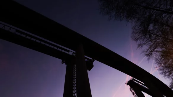 Noch klafft eine L&uuml;cke beim zweiten Br&uuml;ckenteil - nun werden die Stahlteile zusammengeschoben. (Archivbild) - &copy; Rolf Vennenbernd/dpa