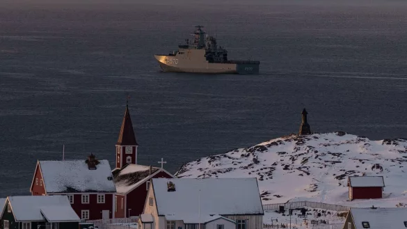 Die K&ouml;niglich D&auml;nische Marine patrouilliert in der N&auml;he von Nuuk. (Archivbild) - &copy; Evgeniy Maloletka/AP/dpa