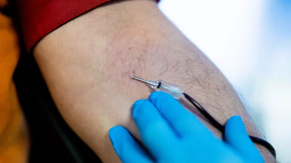 Aktuell reichen die Lagerbest&auml;nde nur noch f&uuml;r eineinhalb Tage, warnt der DRK-Blutspendedienst West. (Archivbild) - &copy; Rolf Vennenbernd/dpa