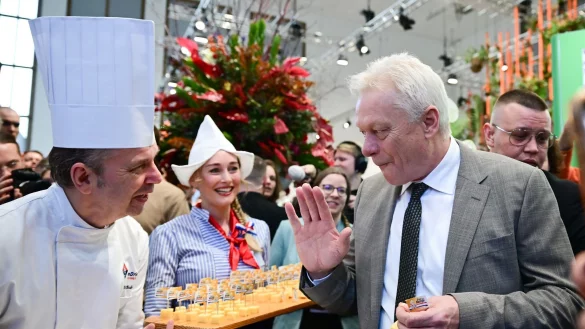 Agrarminister Alois Rainer kostete beim Er&ouml;ffnungsrundgang K&auml;se. - &copy; Sebastian Christoph Gollnow/dpa