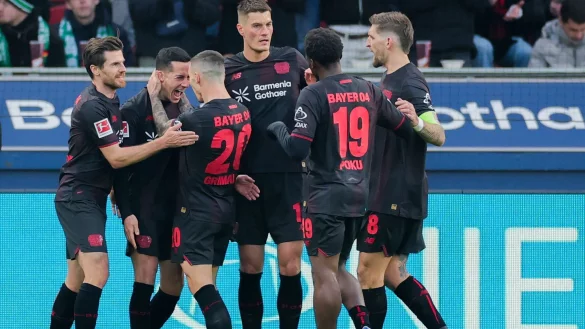 Bayer Leverkusen jubelt &uuml;ber das Tor zum 1:0 durch Lucas V&aacute;zquez. - &copy; Rolf Vennenbernd/dpa