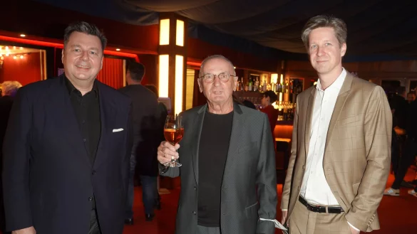 Holger Klotzbach (mitte), Gr&uuml;nder des Tipi am Kanzleramt - hier bei einer Urauff&uuml;hrung zwischen den fr&uuml;heren Senatoren Andreas Geisel und David Wesener -, ist am Freitag gestorben. (Archivbild) - &copy; Joerg Carstensen/dpa