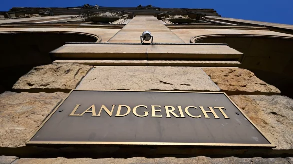 Sechs M&auml;nner sind unter anderem wegen Freiheitsberaubung und K&ouml;rperverletzung angeklagt. - &copy; Roberto Pfeil/dpa