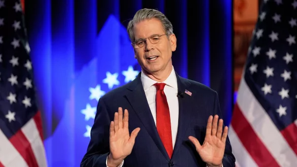 Bessent sprach im USA-House in Davos mit der Presse. - &copy; Markus Schreiber/AP/dpa