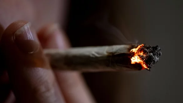 Cannabiskonsum - hier ein Joint - mit Hilfe der Apotheke findet nicht nur aus medizinischen Gr&uuml;nden statt. (Illustration) - &copy; Fabian Sommer/dpa