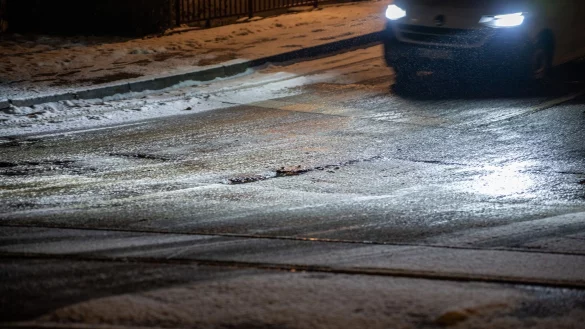 Autofahrer aufgepasst: Schnee und Gl&auml;tte behindern den Verkehr. - &copy; Harald Tittel/dpa