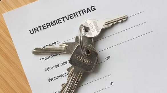 Der BGH hat sich mit der Frage befasst, ob ein Vermieter einen Wohnraummietvertrag k&uuml;ndigen darf, wenn der Mieter die Wohnung gewinnbringend untervermietet. (Symbolbild) - &copy; Fernando Gutierrez-Juarez/dpa