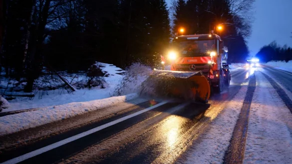 Seit Ende Dezember ist der Winterdienst in Nordrhein-Westfalen fast im Dauereinsatz. - &copy; Henning Kaiser/dpa