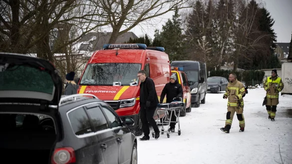 Bei der Suche nach einem Eisbader haben Einsatzkr&auml;fte nicht nur einen toten Mann gefunden, sondern auch eine Kamera. - &copy; Philip Dulian/dpa