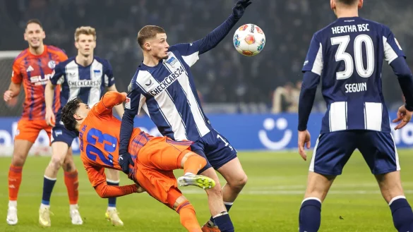 Herthas Michael Cuisance k&auml;mpft im Spiel gegen Schalke um den Ball. - &copy; Andreas Gora/dpa
