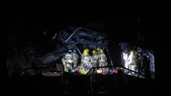 W&auml;hrend eines Sturms st&uuml;rzte eine St&uuml;tzmauer auf die Gleise und traf auch den Zug. - &copy; Lorena Sop&ecirc;na/EUROPA PRESS/dpa