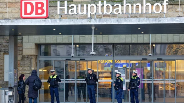 Der Hauptbahnhof ist f&uuml;r die Entsch&auml;rfung gesperrt worden. - &copy; Henning Kaiser/dpa