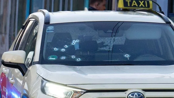 Auf das Taxi wurden mehrere Sch&uuml;sse abgegeben - vor allem auf die Beifahrerseite. (Archivbild) - &copy; Henning Kaiser/dpa