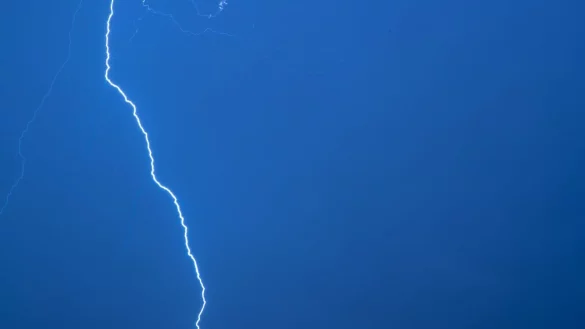 Bei einer Demo f&uuml;r Ex-Pr&auml;sident Jair Bolsonaro trifft ein Blitz zahlreiche Menschen in Bras&iacute;lia. (Archivbild) - &copy; Jens B&uuml;ttner/dpa-Zentralbild/dpa