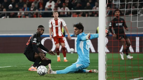 Leverkusens Christian Kofane scheitert an Pir&auml;us-Keeper Konstantinos Tzolakis. - &copy; Thanassis Stavrakis/AP/dpa