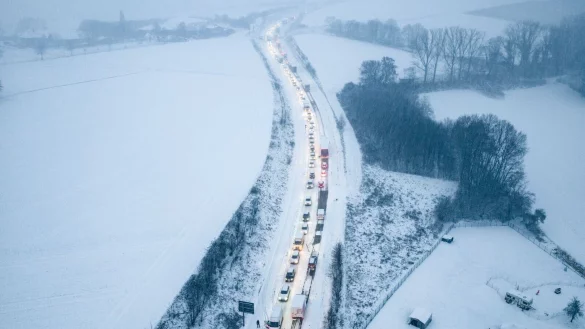 Auf den Stra&szlig;en ist bei den winterlichen Witterungsbedingungen Vorsicht geboten. (Symbolbild) - &copy; Christoph Reichwein/dpa
