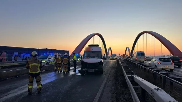 Auf einer eisglatten Br&uuml;cke krachten zahlreiche Autos ineinander. - &copy; Justin Brosch/dpa
