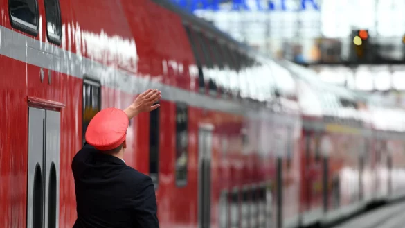 Vor allem im Nahverkehr erleben Mitarbeiter der Deutschen Bahn oft Aggression. (Archivbild) - &copy; Soeren Stache/dpa