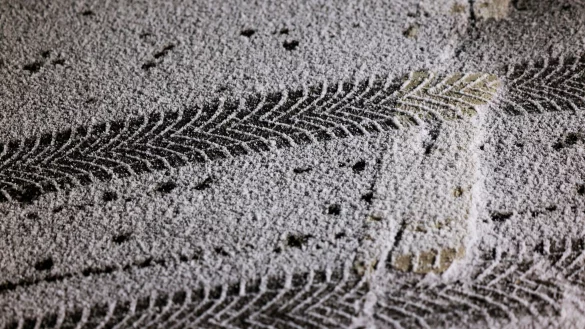 F&uuml;r den Fahrer des getroffenen Autos ging der Schneeball-Wurf glimpflich aus. (Symbolbild) - &copy; Thomas Banneyer/dpa