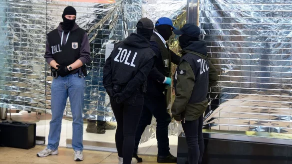 Zollbeamte stehen vor einem Nagelstudio in der Neumarktgalerie in der Innenstadt von K&ouml;ln. - &copy; Henning Kaiser/dpa