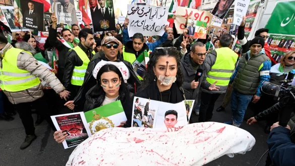 &laquo;King Reza Pahlavi&raquo; stand auf Transparenten der Iran-Demonstranten in der D&uuml;sseldorfer Innenstadt. - &copy; Roberto Pfeil/dpa
