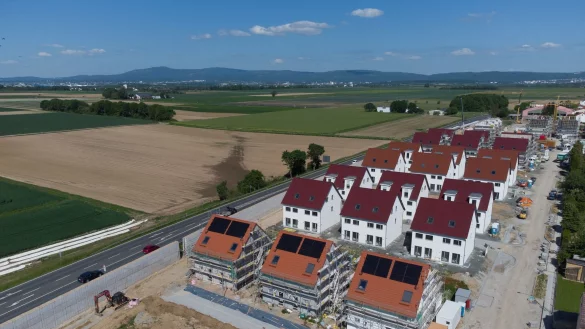 50 Hektar jeden Tag: Siedlung und Verkehr verbrauchen immer noch neue Fl&auml;chen. - &copy; Boris Roessler/dpa